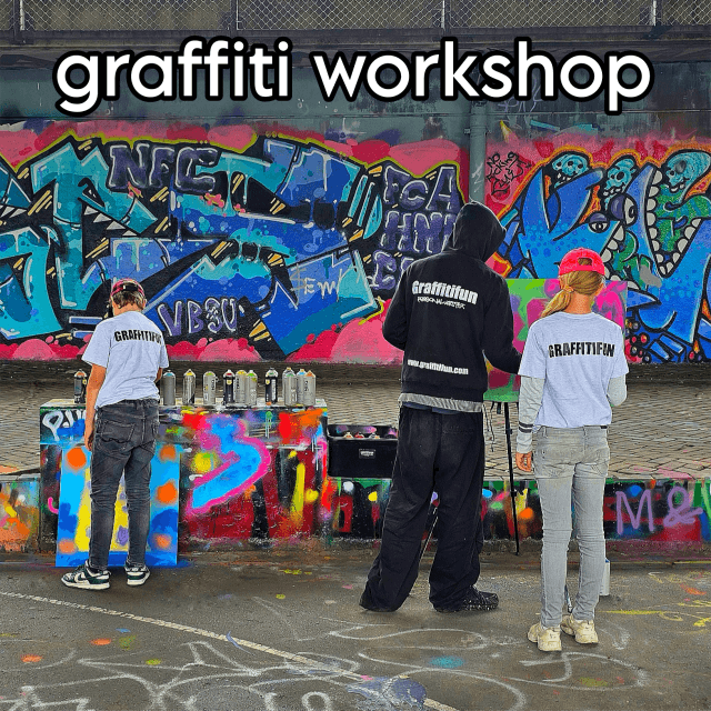 Graffitifun: kinderfeestje met kinderen of graffiti workshop tieners. Zoek je een leuk kinderfeestje voor kinderen, of een stoere hippe workshop met je tieners? Dan is een graffitiworkshop een aanrader. Zoonlief was als jong kind al eens bij een graffiti kinderfeestje van Graffitifun geweest. Nu deden onze tieners samen een graffiti workshop bij Graffitifun. Een aanrader voor kleine jongens en meisjes en voor tiener jongens en meiden.