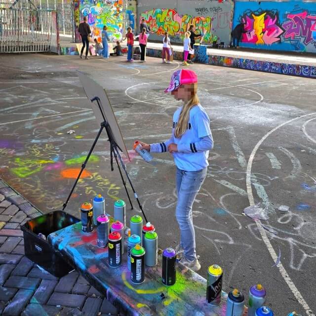Graffitifun: kinderfeestje met kinderen of graffiti workshop tieners. Zoek je een leuk kinderfeestje voor kinderen, of een stoere hippe workshop met je tieners? Dan is een graffitiworkshop een aanrader. Zoonlief was als jong kind al eens bij een graffiti kinderfeestje van Graffitifun geweest. Nu deden onze tieners samen een graffiti workshop bij Graffitifun. Een aanrader voor kleine jongens en meisjes en voor tiener jongens en meiden.