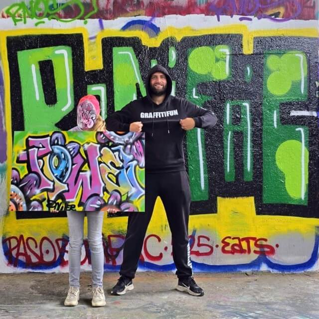 Graffitifun: kinderfeestje met kinderen of graffiti workshop tieners. Zoek je een leuk kinderfeestje voor kinderen, of een stoere hippe workshop met je tieners? Dan is een graffitiworkshop een aanrader. Zoonlief was als jong kind al eens bij een graffiti kinderfeestje van Graffitifun geweest. Nu deden onze tieners samen een graffiti workshop bij Graffitifun. Een aanrader voor kleine jongens en meisjes en voor tiener jongens en meiden.