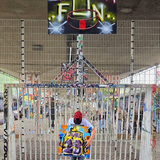Graffitifun: kinderfeestje met kinderen of graffiti workshop tieners. Zoek je een leuk kinderfeestje voor kinderen, of een stoere hippe workshop met je tieners? Dan is een graffitiworkshop een aanrader. Zoonlief was als jong kind al eens bij een graffiti kinderfeestje van Graffitifun geweest. Nu deden onze tieners samen een graffiti workshop bij Graffitifun. Een aanrader voor kleine jongens en meisjes en voor tiener jongens en meiden.
