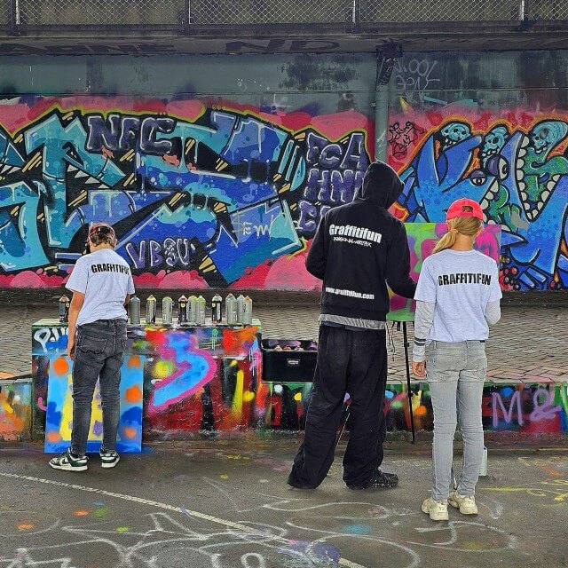 Graffitifun: kinderfeestje met kinderen of graffiti workshop tieners. Zoek je een leuk kinderfeestje voor kinderen, of een stoere hippe workshop met je tieners? Dan is een graffitiworkshop een aanrader. Zoonlief was als jong kind al eens bij een graffiti kinderfeestje van Graffitifun geweest. Nu deden onze tieners samen een graffiti workshop bij Graffitifun. Een aanrader voor kleine jongens en meisjes en voor tiener jongens en meiden.