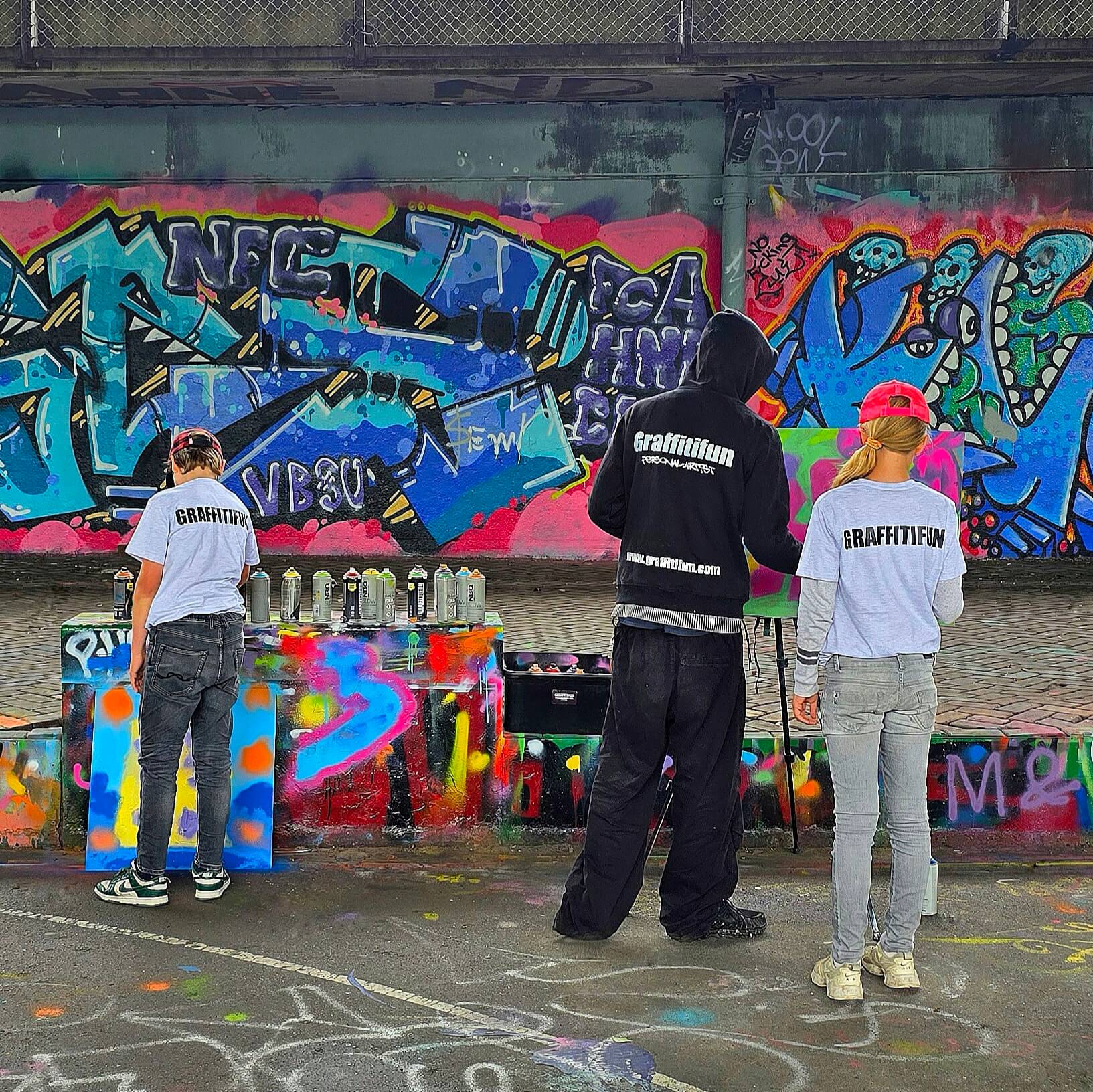 Graffitifun: kinderfeestje met kinderen of graffiti workshop tieners. Zoek je een leuk kinderfeestje voor kinderen, of een stoere hippe workshop met je tieners? Dan is een graffitiworkshop een aanrader. Zoonlief was als jong kind al eens bij een graffiti kinderfeestje van Graffitifun geweest. Nu deden onze tieners samen een graffiti workshop bij Graffitifun. Een aanrader voor kleine jongens en meisjes en voor tiener jongens en meiden.