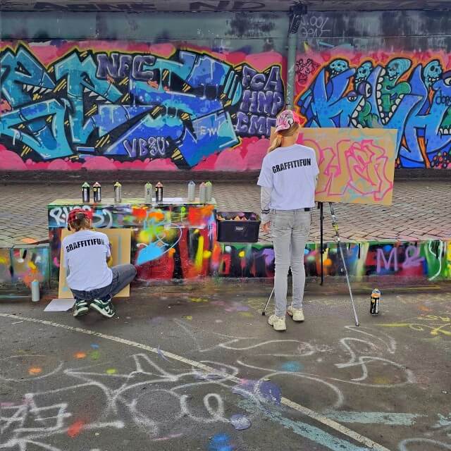 Graffitifun: kinderfeestje met kinderen of graffiti workshop tieners. Zoek je een leuk kinderfeestje voor kinderen, of een stoere hippe workshop met je tieners? Dan is een graffitiworkshop een aanrader. Zoonlief was als jong kind al eens bij een graffiti kinderfeestje van Graffitifun geweest. Nu deden onze tieners samen een graffiti workshop bij Graffitifun. Een aanrader voor kleine jongens en meisjes en voor tiener jongens en meiden.