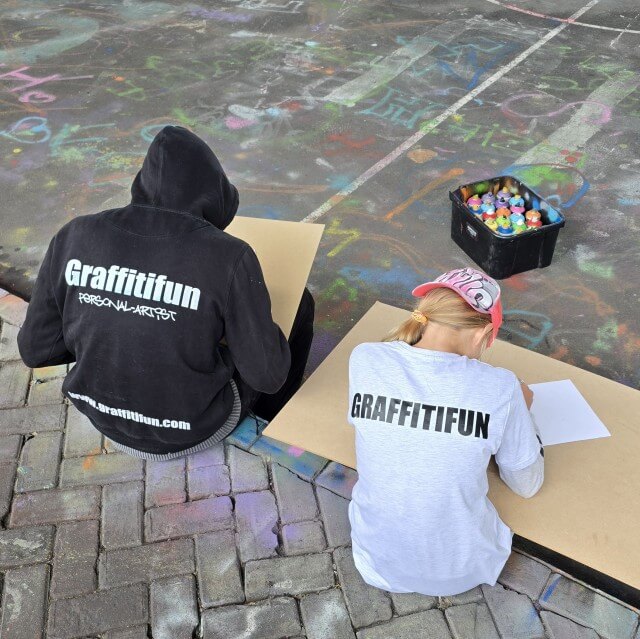 Graffitifun: kinderfeestje met kinderen of graffiti workshop tieners. Zoek je een leuk kinderfeestje voor kinderen, of een stoere hippe workshop met je tieners? Dan is een graffitiworkshop een aanrader. Zoonlief was als jong kind al eens bij een graffiti kinderfeestje van Graffitifun geweest. Nu deden onze tieners samen een graffiti workshop bij Graffitifun. Een aanrader voor kleine jongens en meisjes en voor tiener jongens en meiden.