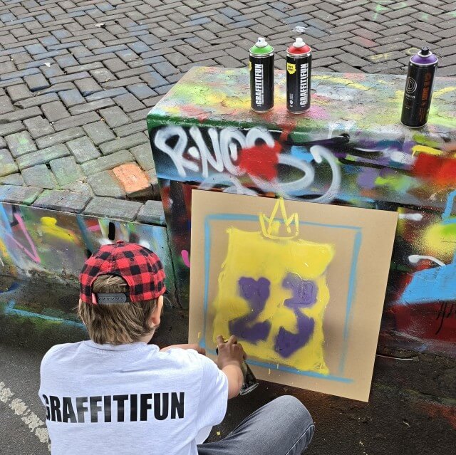 Graffitifun: kinderfeestje met kinderen of graffiti workshop tieners. Zoek je een leuk kinderfeestje voor kinderen, of een stoere hippe workshop met je tieners? Dan is een graffitiworkshop een aanrader. Zoonlief was als jong kind al eens bij een graffiti kinderfeestje van Graffitifun geweest. Nu deden onze tieners samen een graffiti workshop bij Graffitifun. Een aanrader voor kleine jongens en meisjes en voor tiener jongens en meiden.