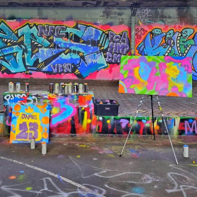 Graffitifun: kinderfeestje met kinderen of graffiti workshop tieners. Zoek je een leuk kinderfeestje voor kinderen, of een stoere hippe workshop met je tieners? Dan is een graffitiworkshop een aanrader. Zoonlief was als jong kind al eens bij een graffiti kinderfeestje van Graffitifun geweest. Nu deden onze tieners samen een graffiti workshop bij Graffitifun. Een aanrader voor kleine jongens en meisjes en voor tiener jongens en meiden.