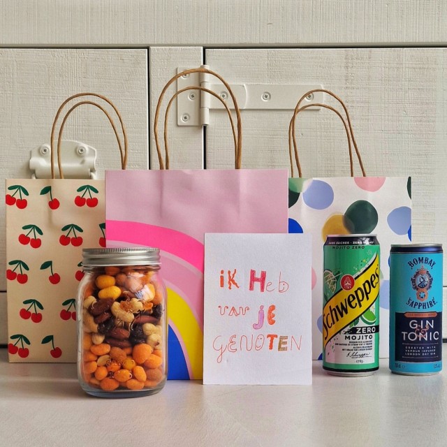 Leuke cadeau ideeën voor de juf of meester: knutselen en shoppen. Bijvoorbeeld een borrel pakket, met nootjes en wat te drinken er in. En met een zelfgemaakt kaartje "Ik heb van je genoten".