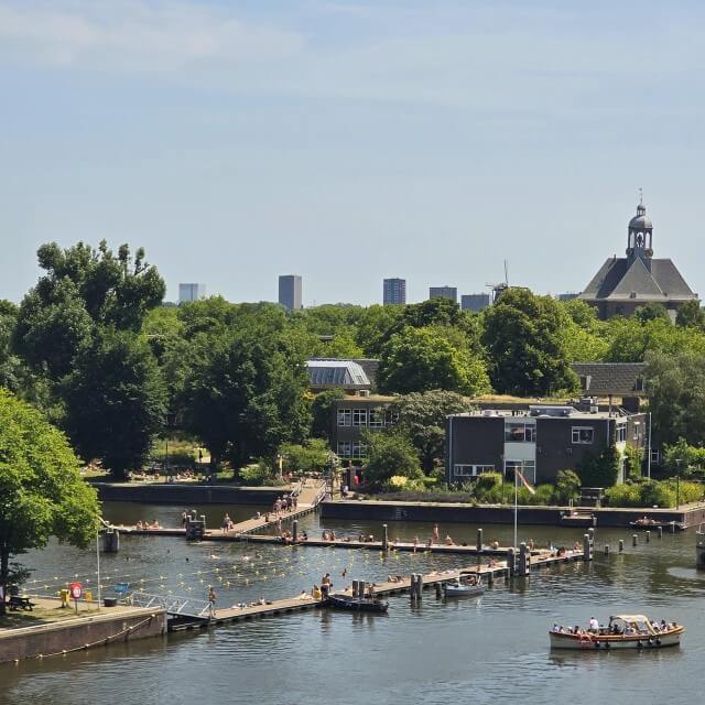De zwemsteigers op het Marineterrein in Amsterdam, achter Kattenburg. In de zomer kun je zwemmen in het water tussen Kanteen25 en het Scheepvaartmuseum. Daar wordt druk gebruik van gemaakt, het is hier in de zomer heel erg gezellig. Extra leuk: de pontons kunnen op verschillende manieren worden neergelegd. Inmiddels zijn er ook zwemlijnen zodat je baantjes kunt trekken.