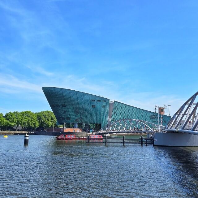 NEMO Science Museum in Amsterdam met kinderen: onze tips. Ga je een dagje naar Amsterdam? Dan is NEMO Science Museum met kinderen een absolute aanrader. Het is een van de favoriete uitjes van onze kinderen. We delen onze tips voor een bezoek aan NEMO, natuurlijk met leuke foto's.