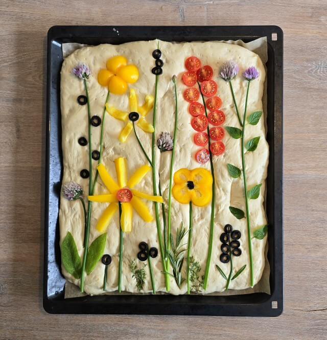 Zomer recepten voor kinderen: onze makkelijke favorieten. Op zoek naar zomer recepten voor kinderen? Dit zijn onze favoriete makkelijke gerechten voor de zomer. Voor in de tuin met mooi weer en voor binnen met minder mooi weer. Dit moesten we een keer proberen, dus voor een borrel namen we deze garden focaccia mee.