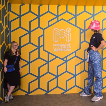Museum of Illusions Amsterdam: uitje met kinderen en tieners. Museum of Illusions Amsterdam is een uitje vol visuele illusies en interactieve beleving, leuk met kinderen en tieners. Het museum nodigt enorm uit om grappige foto's en filmpjes te maken van de 3D kunstwerken. Wat ons betreft een aanrader.