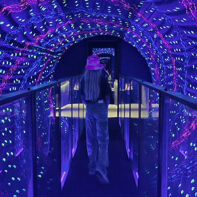 Museum of Illusions Amsterdam: uitje met kinderen en tieners. Museum of Illusions Amsterdam is een interactief uitje vol visuele illusies, leuk met kinderen en tieners. Het museum nodigt enorm uit om grappige foto's en filmpjes te maken van de 3D kunstwerken. Wat ons betreft een aanrader.
