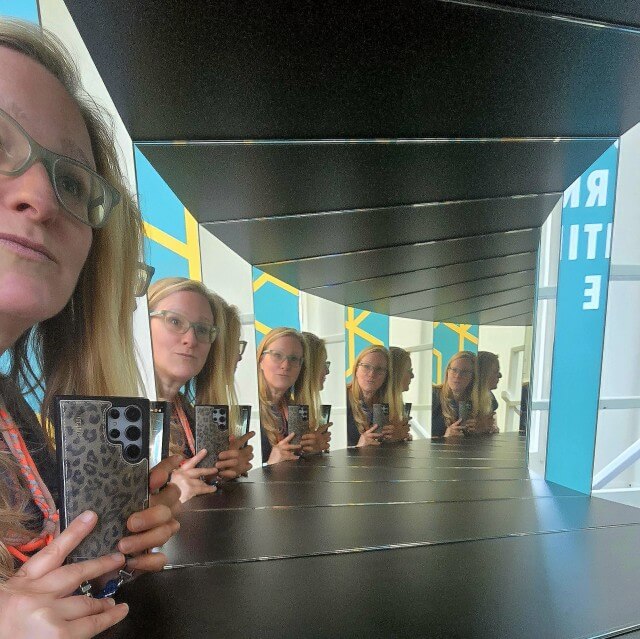 Museum of Illusions Amsterdam: uitje met kinderen en tieners. Museum of Illusions Amsterdam is een interactief uitje vol visuele illusies, leuk met kinderen en tieners. Het museum nodigt enorm uit om grappige foto's en filmpjes te maken van de 3D kunstwerken. Wat ons betreft een aanrader.