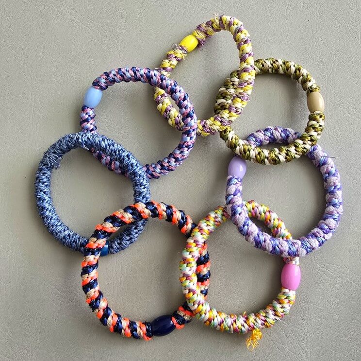 Gevlochten haarelastiekjes: Kknekki, TOPModel, en andere merken. Ze zijn super populair, de gevlochten haarelastiekjes van merken als Kknekki en TOPModel. Om te dragen als elastiekje of als armbandje. Ik ging op zoek welke merken gevlochten elastiekjes er zijn. Deze gevlochten haarelastiekjes zijn van Shoeby.