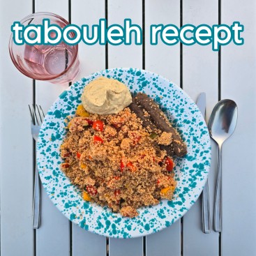 Makkelijk recept voor frisse couscous tabouleh op een warme dag. Op zoek naar een fris zomer gerecht dat je van te voren kunt maken én makkelijk mee kunt nemen? Maak dan dit recept voor tabouleh couscous. Lekker voor thuis, onderweg en op vakantie op de camping.