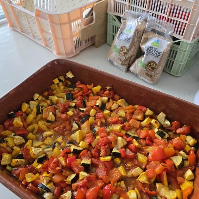 Makkelijk recept voor frisse couscous tabouleh op een warme dag. Op zoek naar een fris zomer gerecht dat je van te voren kunt maken én makkelijk mee kunt nemen? Maak dan dit recept voor tabouleh couscous. Lekker voor thuis, onderweg en op vakantie op de camping.