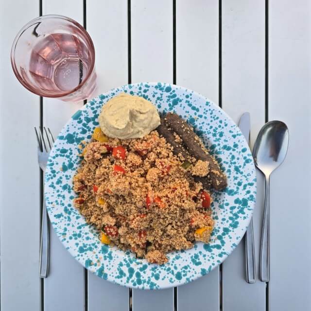 Makkelijk recept voor frisse couscous tabouleh op een warme dag. Op zoek naar een fris zomer gerecht dat je van te voren kunt maken én makkelijk mee kunt nemen? Maak dan dit recept voor tabouleh couscous. Lekker voor thuis, onderweg en op vakantie op de camping.