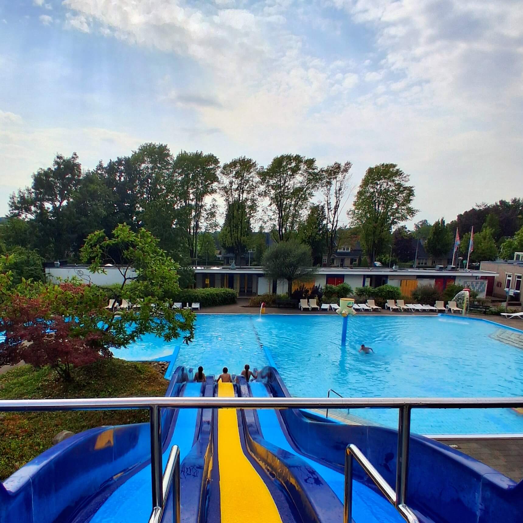 Onze favoriete zwemplekken: zwembad, rivier en zwemmeer. De Schaeck in Twello (Gelderland) is zo'n ouderwets fijn zwembad. Wij gingen naar het buitenbad, het binnenbad was dicht. Er is in het buitenzwembad een groter bassin met glijbaan, ondiep bad en banenbad, met ligstoelen er omheen. En een apart bassin voor de duikplanken. Aan het grote grasveld zit een speeltuin, beach soccer veldje en baskets.