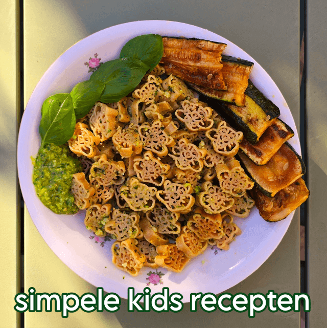 101 gezonde kindvriendelijke recepten: baby, peuter, kleuter & kind. Zoals deze makkelijke en gezonde zelfgemaakte pasta pesto.