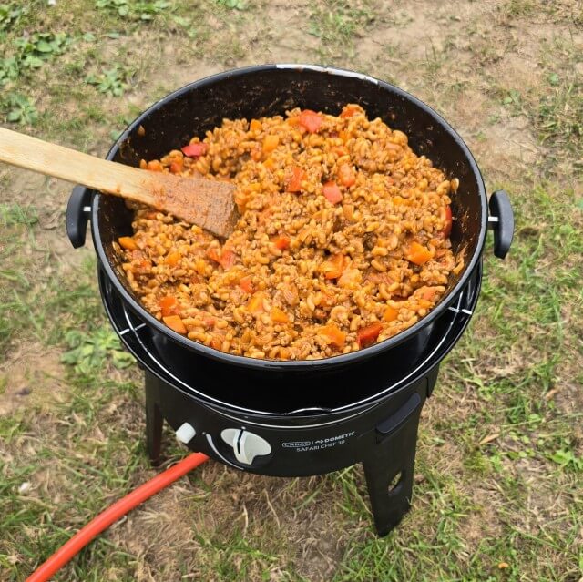 Koken doen we bijna altijd lekker buiten op een Cadac Safari Chef. Dat is een combinatie tussen een gasbarbecue en een eenpits kookstel. 