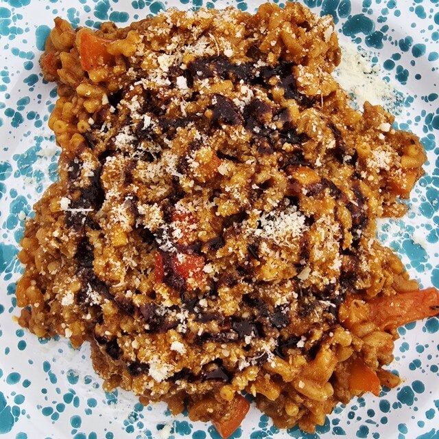 Pasta bolognese kun je als eenpansgerecht maken, door eerst de saus te maken, wat extra water toe te voegen en de pasta er langzaam in te laten garen. 