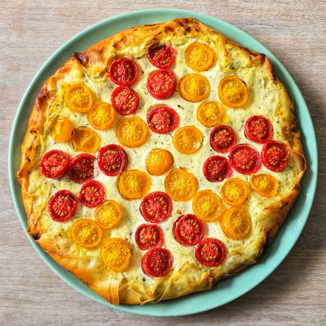 Zomer recepten voor kinderen: onze 25 makkelijke favorieten. Is het een quiche of een hartige taart? Deze filodeeg tomaten taart is in ieder geval een heel lekker nazomer recept. Kleine meis wilde een hartige taart in de vorm van een zon maken. Of dat helemaal gelukt is mogen jullie bepalen. Het recept is in ieder geval heel lekker, want de tomaat karameliseert. Leuk voor een borrel, of met een salade als hoofdgerecht.