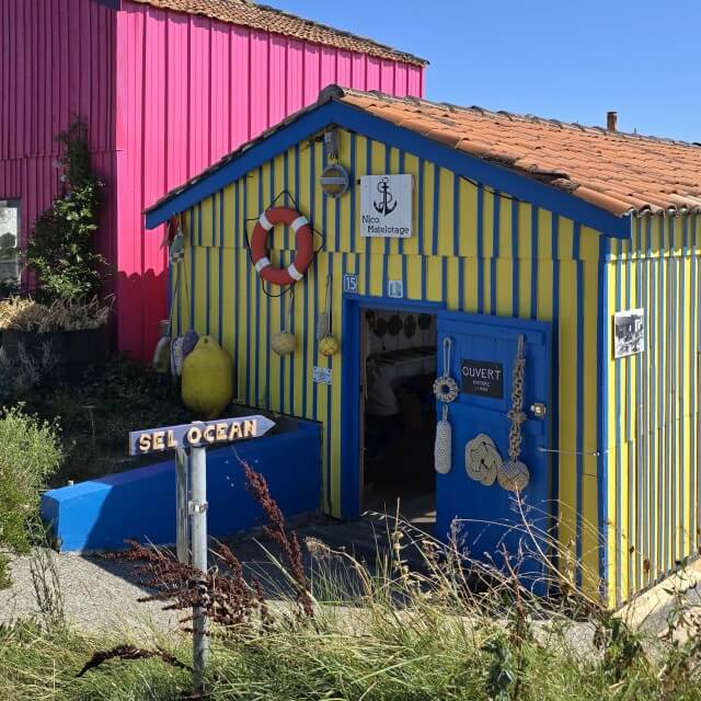 Île d’Oléron met kinderen en tieners: 10 tips inclusief campings. Op verschillende plekken op het eiland hebben creatieve ondernemers oesterhutjes in felle kleuren geschilderd en omgetoverd tot winkeltje of restaurantje. Bijvoorbeeld in Le Port du Château-d'Oléron vind je zulke Couleurs Cabanes, zoals deze La Savonnerie d'Oléron.