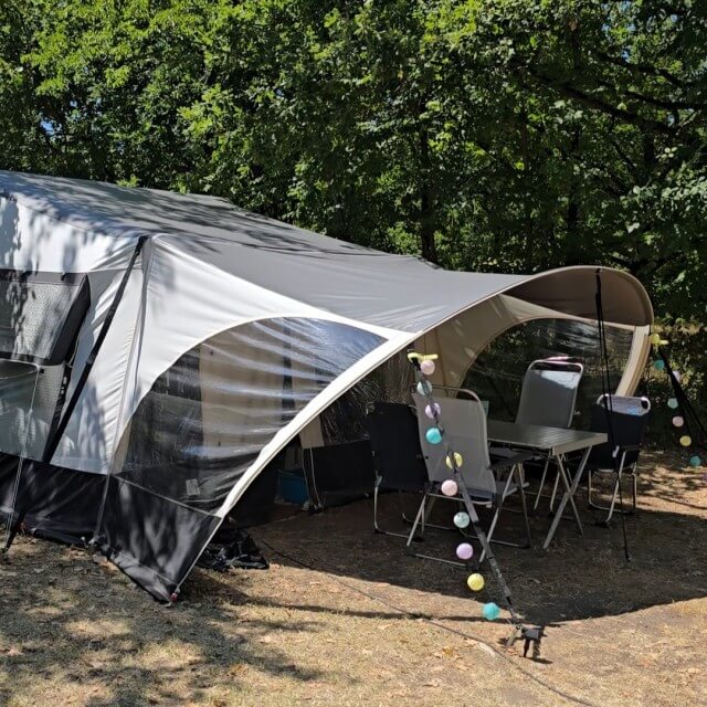 Île d’Oléron met kinderen en tieners: 10 tips inclusief campings. We kampeerden op camping Le Fief Melin in Le Château-d'Oléron. Deze charmante camping heeft een fijn zwembad, dat overdekt kan worden, met een ligweide ernaast. Daarnaast is er een speeltuin, springkasteel, zandbak, buiten fitness en beach voetbal- en basketbalveld. Fijn voor de tieners: ook op de kampeerplekken is wifi. Daarnaast zijn er fietsen te huur, waar je bijvoorbeeld mee naar het strand kunt fietsen.