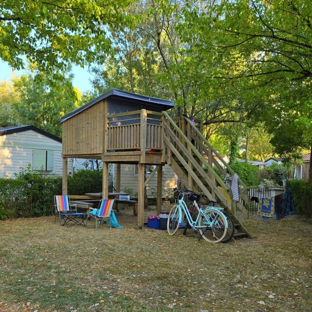 Île d’Oléron met kinderen en tieners: 10 tips inclusief campings. We kampeerden op camping Le Fief Melin in Le Château-d'Oléron. Deze charmante camping heeft een fijn zwembad, dat overdekt kan worden, met een ligweide ernaast. Daarnaast is er een speeltuin, springkasteel, zandbak, buiten fitness en beach voetbal- en basketbalveld. Fijn voor de tieners: ook op de kampeerplekken is wifi. Daarnaast zijn er fietsen te huur, waar je bijvoorbeeld mee naar het strand kunt fietsen.