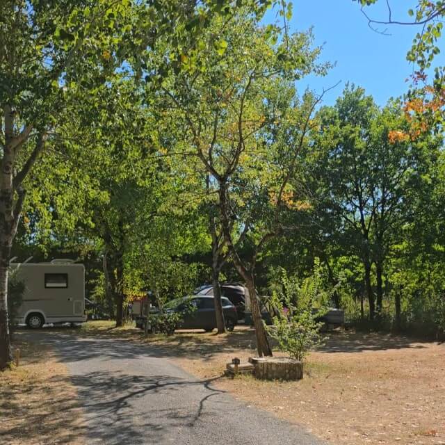 Île d’Oléron met kinderen en tieners: 10 tips inclusief campings. We kampeerden op camping Le Fief Melin in Le Château-d'Oléron. Deze charmante camping heeft een fijn zwembad, dat overdekt kan worden, met een ligweide ernaast. Daarnaast is er een speeltuin, springkasteel, zandbak, buiten fitness en beach voetbal- en basketbalveld. Fijn voor de tieners: ook op de kampeerplekken is wifi. Daarnaast zijn er fietsen te huur, waar je bijvoorbeeld mee naar het strand kunt fietsen.