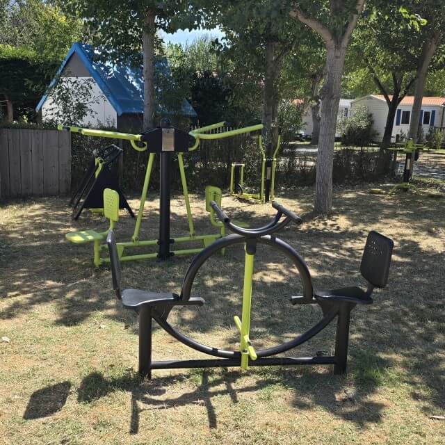 Île d’Oléron met kinderen en tieners: 10 tips inclusief campings. We kampeerden op camping Le Fief Melin in Le Château-d'Oléron. Deze charmante camping heeft een fijn zwembad, dat overdekt kan worden, met een ligweide ernaast. Daarnaast is er een speeltuin, springkasteel, zandbak, buiten fitness en beach voetbal- en basketbalveld. Fijn voor de tieners: ook op de kampeerplekken is wifi. Daarnaast zijn er fietsen te huur, waar je bijvoorbeeld mee naar het strand kunt fietsen.