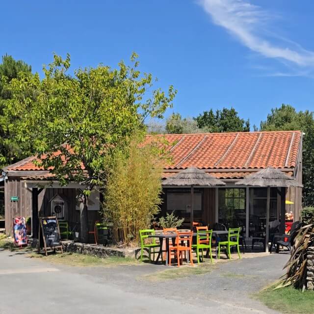 Île d’Oléron met kinderen en tieners: 10 tips inclusief campings. We kampeerden op camping Le Fief Melin in Le Château-d'Oléron. Deze charmante camping heeft een fijn zwembad, dat overdekt kan worden, met een ligweide ernaast. Daarnaast is er een speeltuin, springkasteel, zandbak, buiten fitness en beach voetbal- en basketbalveld. Fijn voor de tieners: ook op de kampeerplekken is wifi. Daarnaast zijn er fietsen te huur, waar je bijvoorbeeld mee naar het strand kunt fietsen.