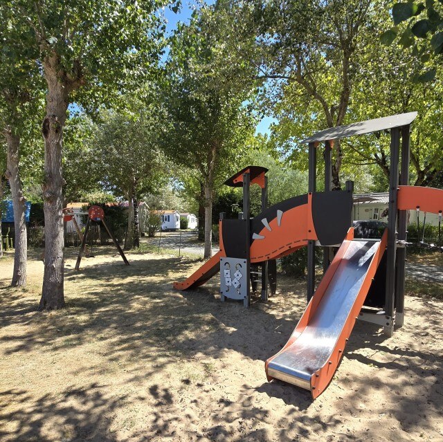 Île d’Oléron met kinderen en tieners: 10 tips inclusief campings. We kampeerden op camping Le Fief Melin in Le Château-d'Oléron. Deze charmante camping heeft een fijn zwembad, dat overdekt kan worden, met een ligweide ernaast. Daarnaast is er een speeltuin, springkasteel, zandbak, buiten fitness en beach voetbal- en basketbalveld. Fijn voor de tieners: ook op de kampeerplekken is wifi. Daarnaast zijn er fietsen te huur, waar je bijvoorbeeld mee naar het strand kunt fietsen.