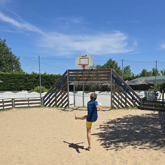 Île d’Oléron met kinderen en tieners: 10 tips inclusief campings. We kampeerden op camping Le Fief Melin in Le Château-d'Oléron. Deze charmante camping heeft een fijn zwembad, dat overdekt kan worden, met een ligweide ernaast. Daarnaast is er een speeltuin, springkasteel, zandbak, buiten fitness en beach voetbal- en basketbalveld. Fijn voor de tieners: ook op de kampeerplekken is wifi. Daarnaast zijn er fietsen te huur, waar je bijvoorbeeld mee naar het strand kunt fietsen.