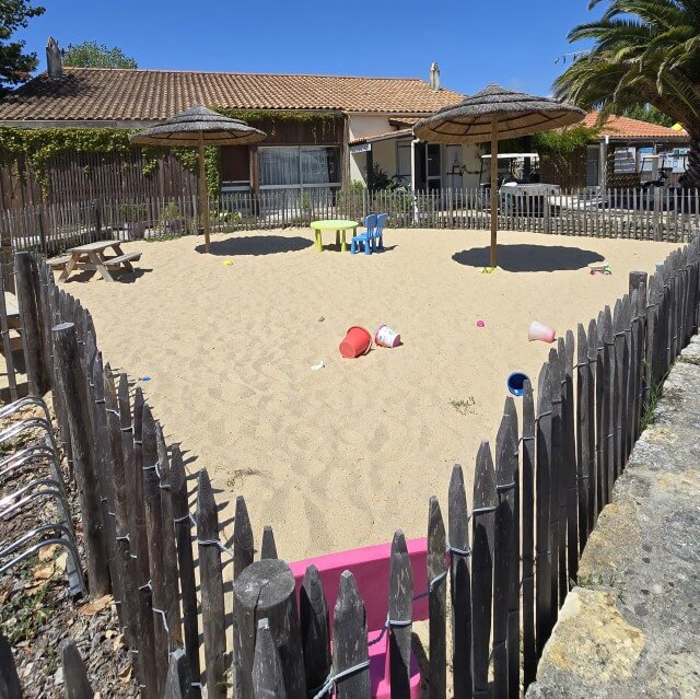Île d’Oléron met kinderen en tieners: 10 tips inclusief campings. We kampeerden op camping Le Fief Melin in Le Château-d'Oléron. Deze charmante camping heeft een fijn zwembad, dat overdekt kan worden, met een ligweide ernaast. Daarnaast is er een speeltuin, springkasteel, zandbak, buiten fitness en beach voetbal- en basketbalveld. Fijn voor de tieners: ook op de kampeerplekken is wifi. Daarnaast zijn er fietsen te huur, waar je bijvoorbeeld mee naar het strand kunt fietsen.