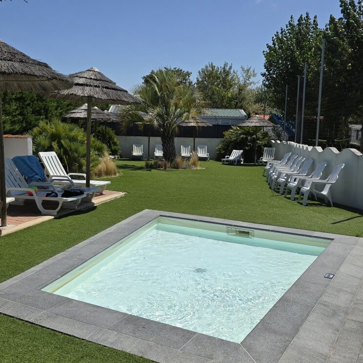 Île d’Oléron met kinderen en tieners: 10 tips inclusief campings. We kampeerden op camping Le Fief Melin in Le Château-d'Oléron. Deze charmante camping heeft een fijn zwembad, dat overdekt kan worden, met een ligweide ernaast. Daarnaast is er een speeltuin, springkasteel, zandbak, buiten fitness en beach voetbal- en basketbalveld. Fijn voor de tieners: ook op de kampeerplekken is wifi. Daarnaast zijn er fietsen te huur, waar je bijvoorbeeld mee naar het strand kunt fietsen.