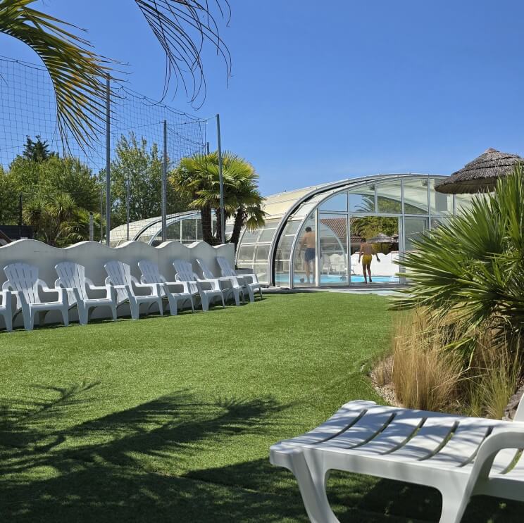 Île d’Oléron met kinderen en tieners: 10 tips inclusief campings. We kampeerden op camping Le Fief Melin in Le Château-d'Oléron. Deze charmante camping heeft een fijn zwembad, dat overdekt kan worden, met een ligweide ernaast. Daarnaast is er een speeltuin, springkasteel, zandbak, buiten fitness en beach voetbal- en basketbalveld. Fijn voor de tieners: ook op de kampeerplekken is wifi. Daarnaast zijn er fietsen te huur, waar je bijvoorbeeld mee naar het strand kunt fietsen.