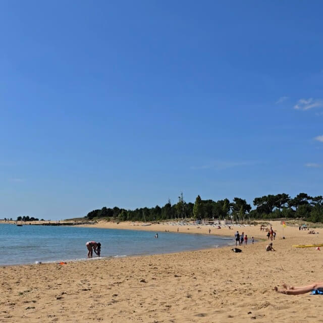 Île d’Oléron met kinderen en tieners: 10 tips inclusief campings. Île d’Oléron is een heerlijk eiland voor vakantie met kinderen en tieners. Wij snappen wel waarom dit eiland zo populair is bij Parijzenaars. Daarom delen we 10 tips, inclusief leuke campings op Île d’Oléron in de Charente Maritime. Zoals prachtige stranden in schattige dorpjes.