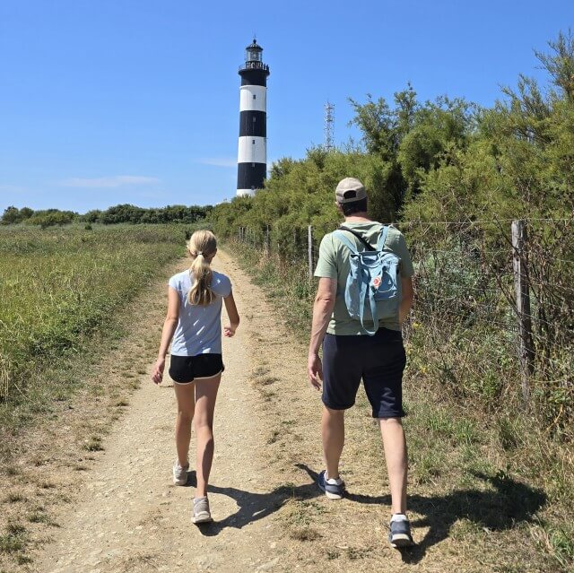 Île d’Oléron heeft een aantal historische plekken, die leuk zijn om te bekijken met kinderen. Le Phare de Chassiron ligt helemaal in het noorden van Île d’Oléron. Als je omhoog klimt schijn je een adembenemend uitzicht over de oceaan te hebben. Wij liepen er omheen, dan heb je ook een mooi uitzicht.