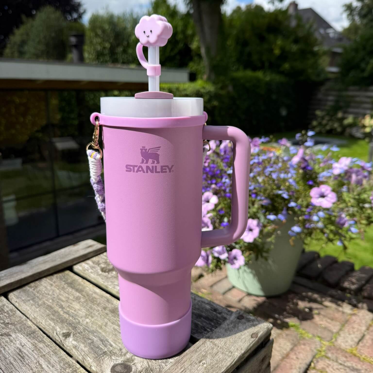 De Stanley Tumbler met rietje is een hit onder kinderen, vooral meiden. De thermosfles belooft minimaal 12 uur koud te blijven.