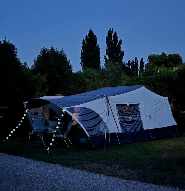 Binnenkijken in onze vouwwagen, plus ideeën decoratie en inrichten. Kom je binnenkijken in onze vouwwagen? We delen ideeën voor de decoratie en het inrichten van een vouwwagen. Want ook een vouwwagen kun je pimpen. Ook vertellen we waarom we een vouwwagen kiezen. Plus waarom we deze Jametic Outdoor vouwwagen kiezen.