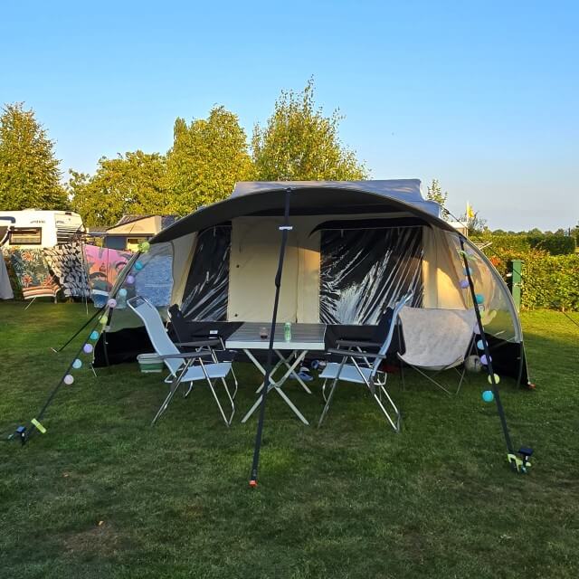Binnenkijken in onze vouwwagen, plus ideeën decoratie en inrichten. De campingstoelen van Lafuma vind ik altijd fijn. Ze zijn gemaakt van sterk materiaal, dat makkelijk schoon te maken is, wel zo fijn met kinderen. We hebben twee Lafuma Alu Cham verstelbare klapstoelen voor onszelf gekocht in een mooie blauwe kleur. Daarnaast hebben we een fijne Lafuma Pop Up XL Vlinderstoel.