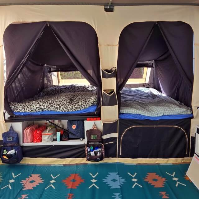 Binnenkijken in onze vouwwagen, plus ideeën decoratie en inrichten. Dekbedovertrekken geven ook veel kleur in de voortent. De dekbedhoezen hadden we al, een set verfden we met textielverf.