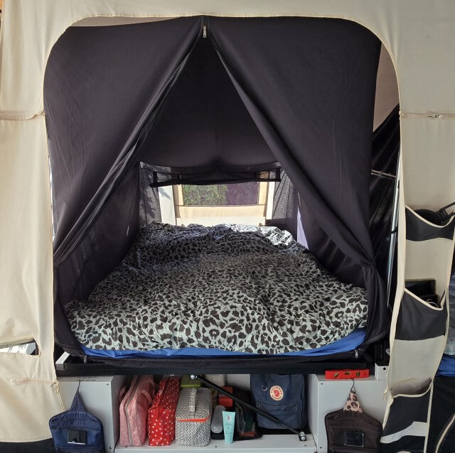 Binnenkijken in onze vouwwagen, plus ideeën decoratie en inrichten. Het standaard bed van de meeste vouwwagens is nogal spartaans. Dat is voor de meeste kinderen en tieners prima, maar voor veel volwassen ruggen niet. We kochten er daarom voor ons het duurste memoryfoam topmatras van Ikea op, anders krijgen we rugpijn. Dat is 4,5 centimeter, ligt aan de kant van de opbergbak en laten we bij het opklappen liggen. 