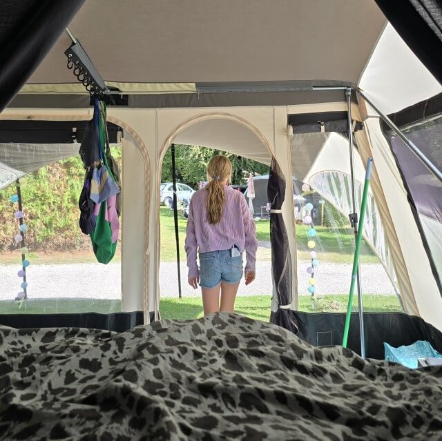 Binnenkijken in onze vouwwagen, plus ideeën decoratie en inrichten. Kom je binnenkijken in onze vouwwagen? We delen ideeën voor de decoratie en het inrichten van een vouwwagen. Want ook een vouwwagen kun je pimpen. Ook vertellen we waarom we een vouwwagen kiezen. Plus waarom we deze Jametic Outdoor vouwwagen kiezen.