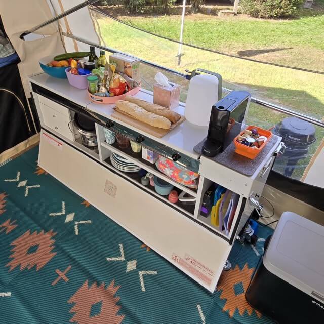 Binnenkijken in onze vouwwagen, plus ideeën decoratie en inrichten. Kom je binnenkijken in onze vouwwagen? We delen ideeën voor de decoratie en het inrichten van een vouwwagen. Want ook een vouwwagen kun je pimpen. Ook vertellen we waarom we een vouwwagen kiezen. Plus waarom we deze Jametic Outdoor vouwwagen kiezen.