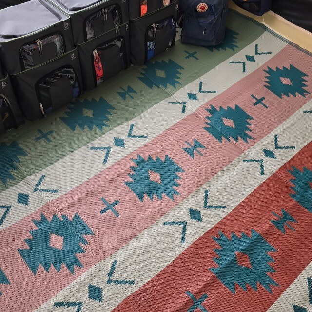 Binnenkijken in onze vouwwagen, plus ideeën decoratie en inrichten. Onze vouwwagen heeft een inristbaar grondzeil, maar met een campingkleed er op is het nog comfortabeler. Dit mooie kleurrijke dubbelzijdige tenttapijt geeft gelijk veel kleur. De ene kant van het kampeerkleed heeft turkooizen basis, de andere kant een witte basis.