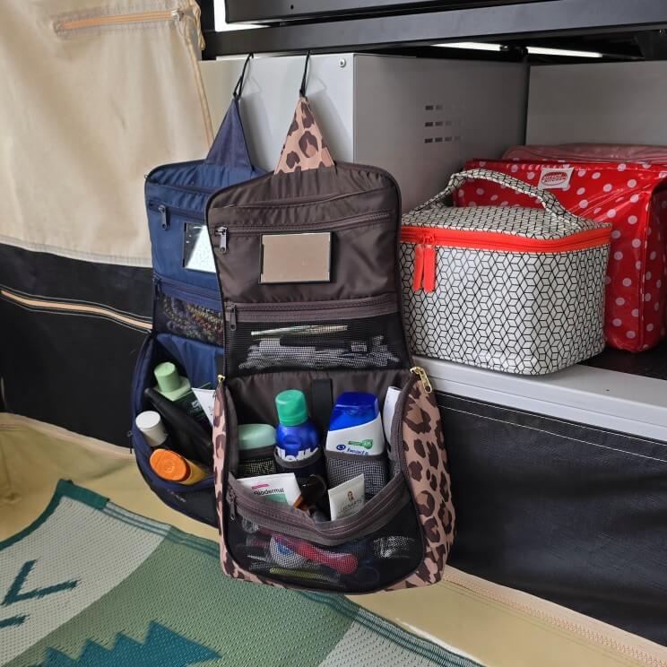 Handige organisers voor kamperen in caravan, camper, vouwwagen & tent. Ik vond twee handige toilettassen die je kunt ophangen: Reisenthel Toiletbag XL.