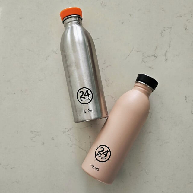 De leukste drinkbekers en broodtrommels voor kinderen op school. TV programma Radar waarschuwde om plastic drinkflessen niet in de vaatwasser te doen, dan kan er een hormoonverstorende stof vrijkomen. Sowieso kun je plastic flessen beter met lauw water wassen dan met warm water. Maar pubers luisteren nou eenmaal niet altijd netjes. Dus ben ik op zoek gegaan naar een lichtgewicht stalen drinkfles. Ik vond de Urban Bottle van 24Bottles. Die weegt ongeveer hetzelfde als een plastic fles en ziet er mooi uit.