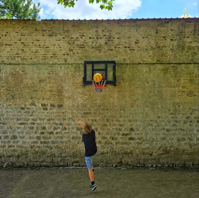 Review kasteel camping Bien Assise in Noord Frankrijk, leuk met kinderen en tieners. Een plek om te onthouden: kasteel camping Bien Assise in Noord Frankrijk. Met ruime kampeerplekken in de kasteeltuin, een zwembad met glijbaan, speeltuin en sportfaciliteiten. Vergeet niet een uitstapje naar de mooie Opaalkust te maken.